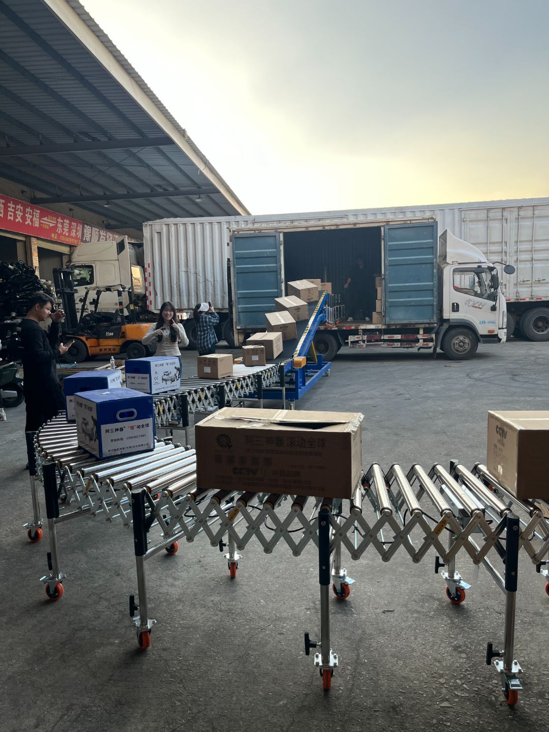 Hydraulic Conveyor Loading and Unloading Trucks: A Flexible and Efficient Mobile Loading and Unloading Solution