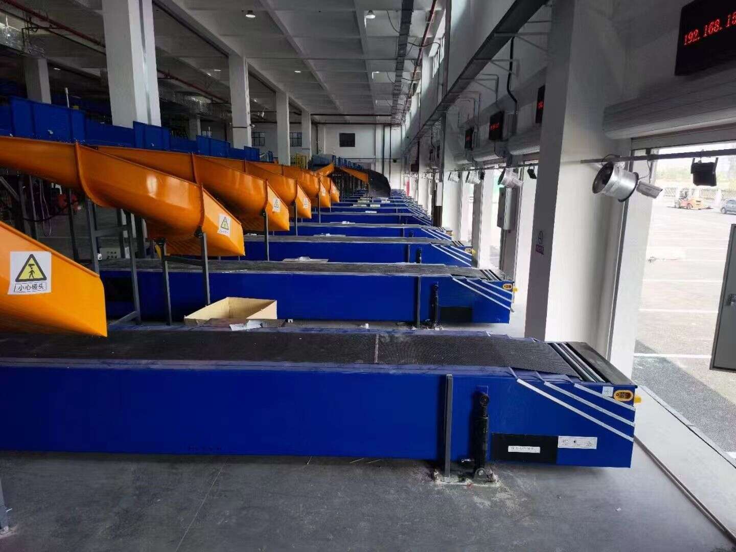 Application of a 4-section telescopic conveyor in the logistics industry