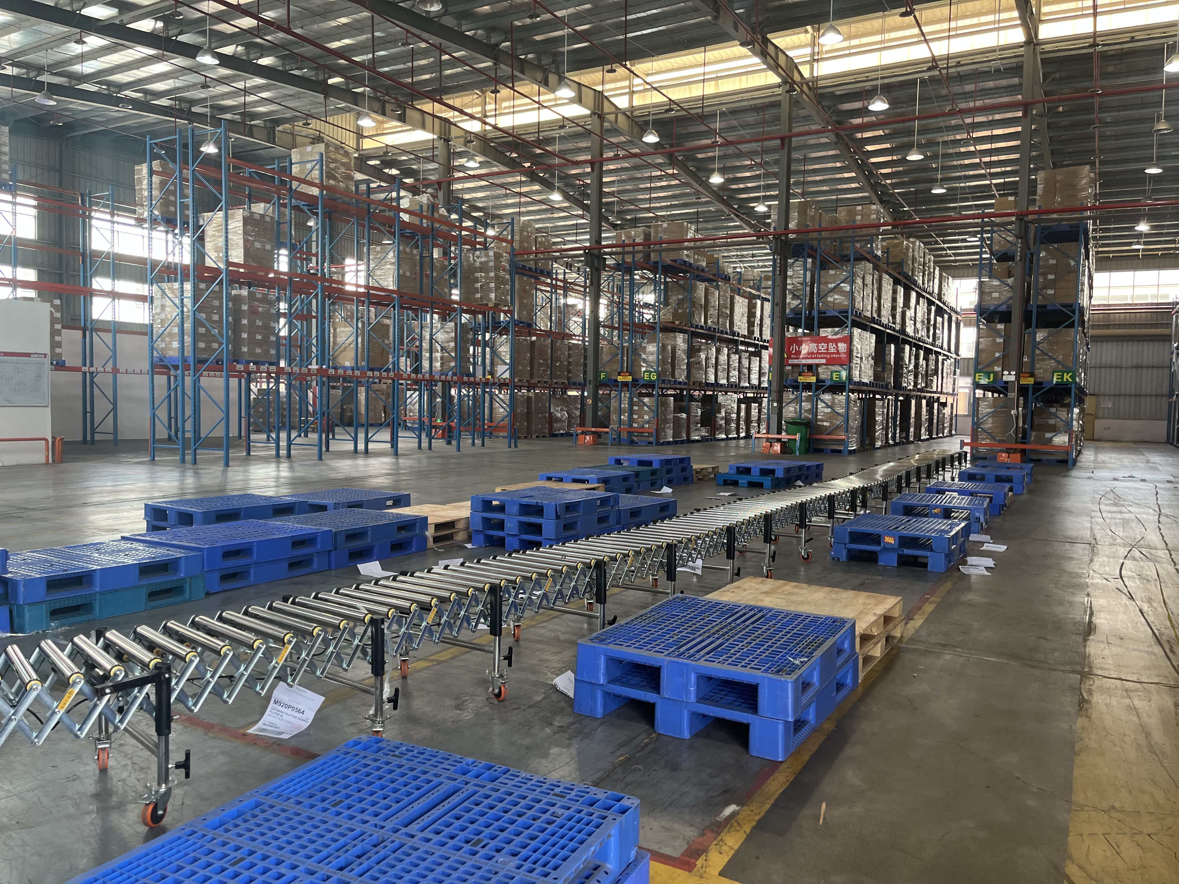 Using Roller Conveyors in Large Warehouses