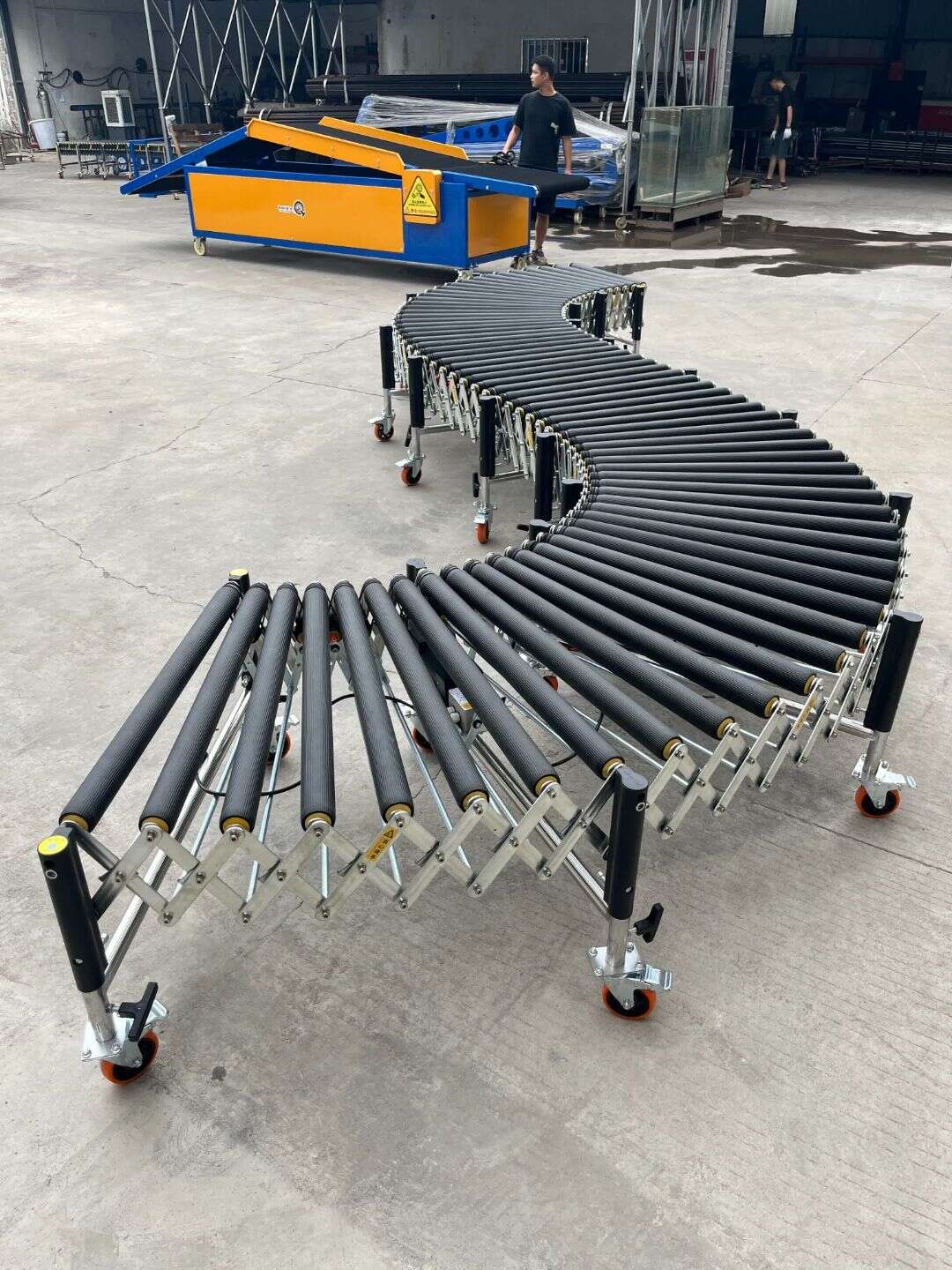 Rubber-coated powered rollers for conveying bagged goods
