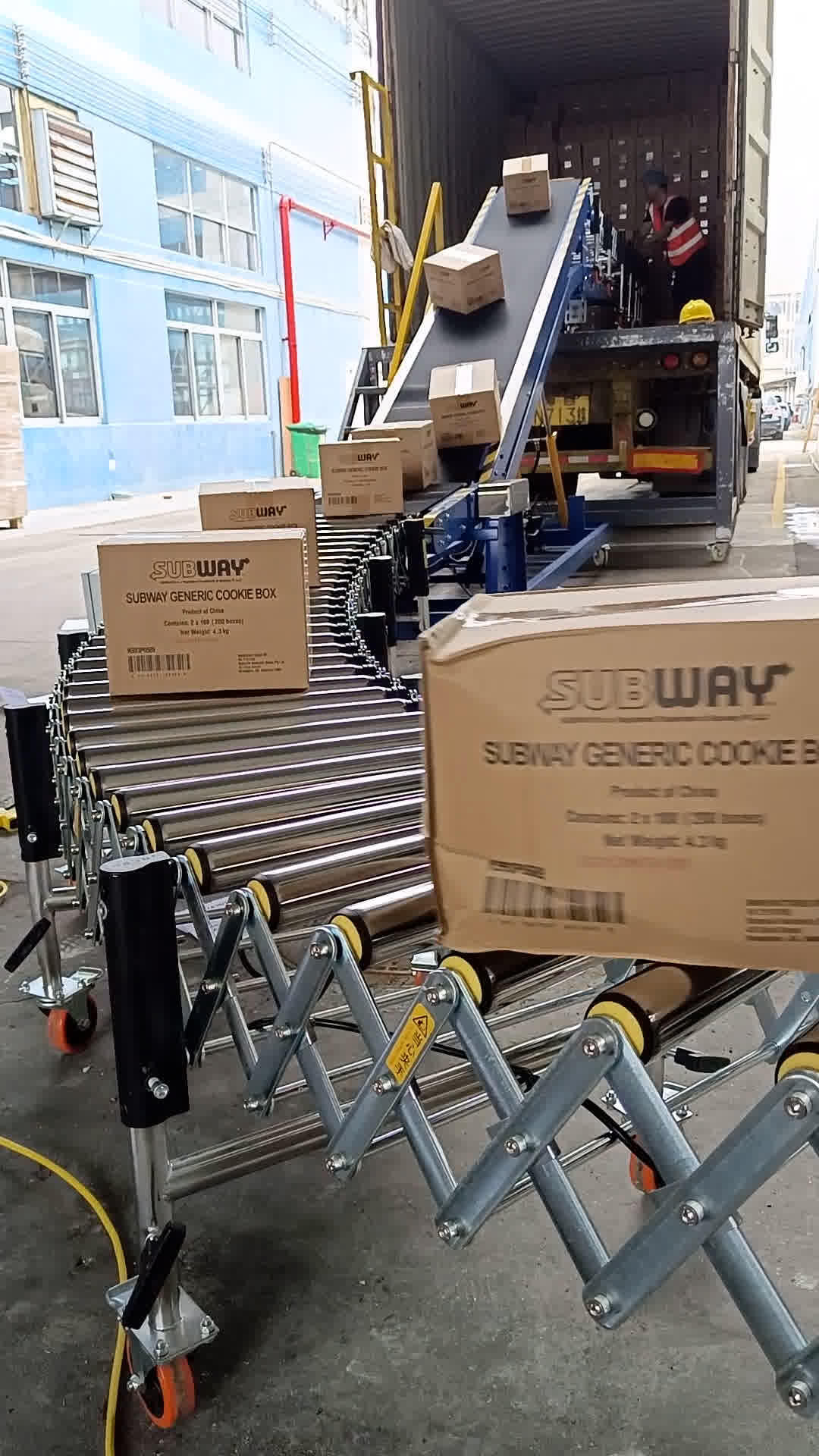 Incline conveyor medium-duty roller multi-wedge belt with cargo