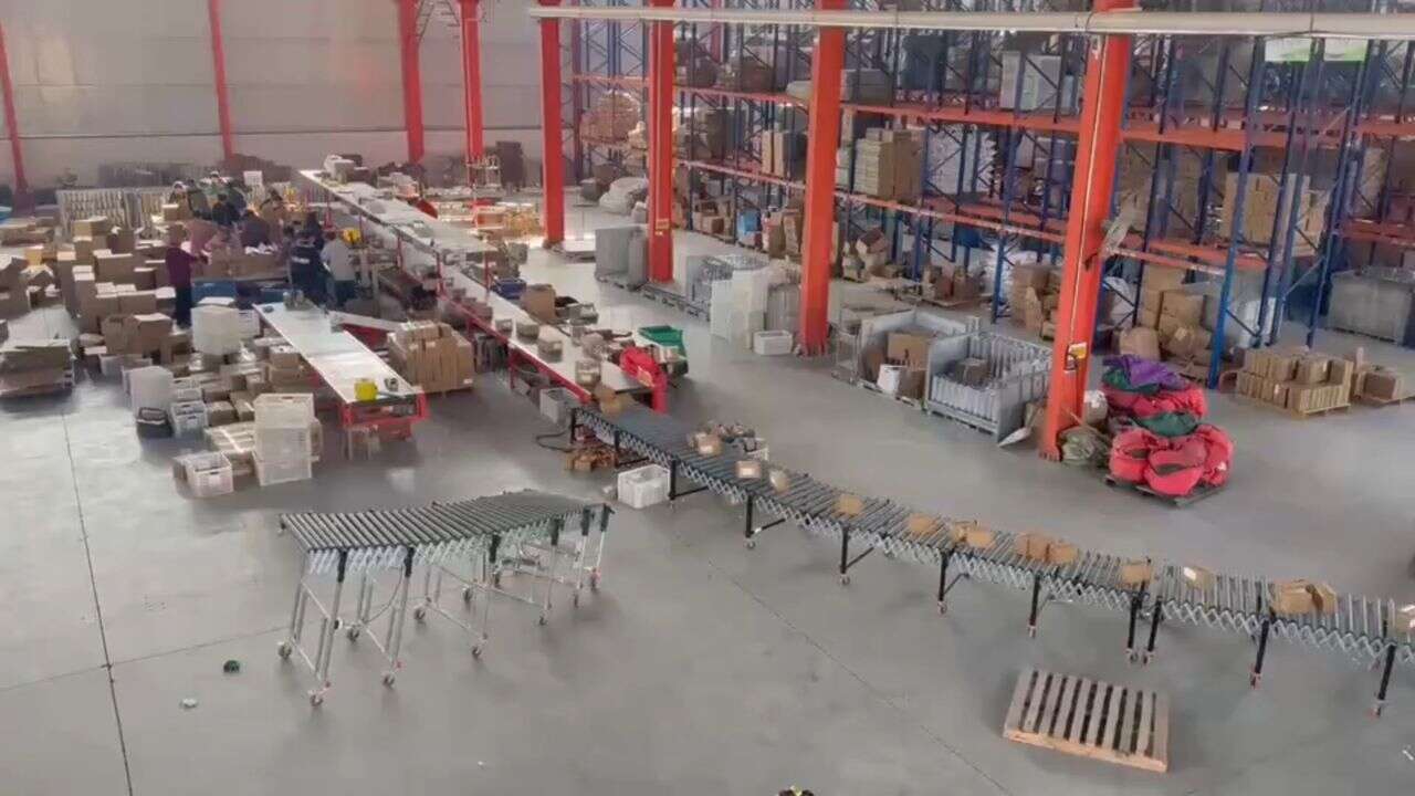 Express distribution center: Multi-Wedge Belt Powered Rubber-Covered Roller Conveyor + 4-Section Telescopic Conveyor connected belt conveyor, completing loading for a 9.6-meter truck