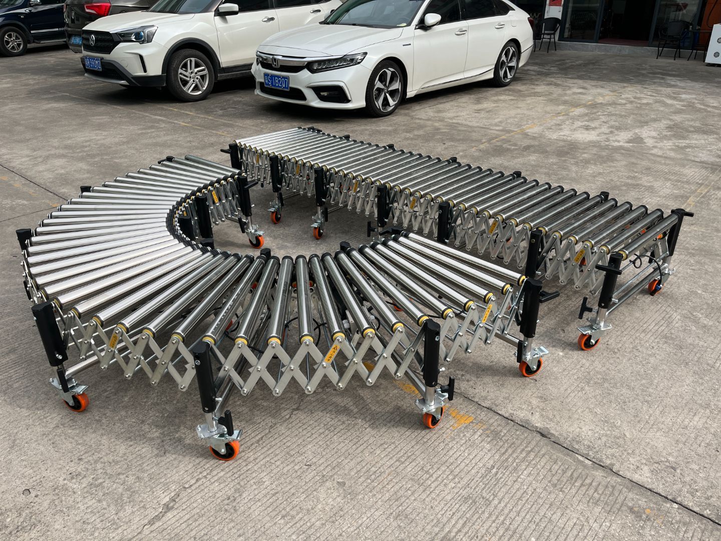 Extending loading/unloading capacity with modular conveyors