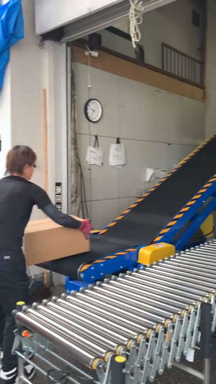 Unloading to the second floor of the warehouse by Medium Hydraulic Conveyor