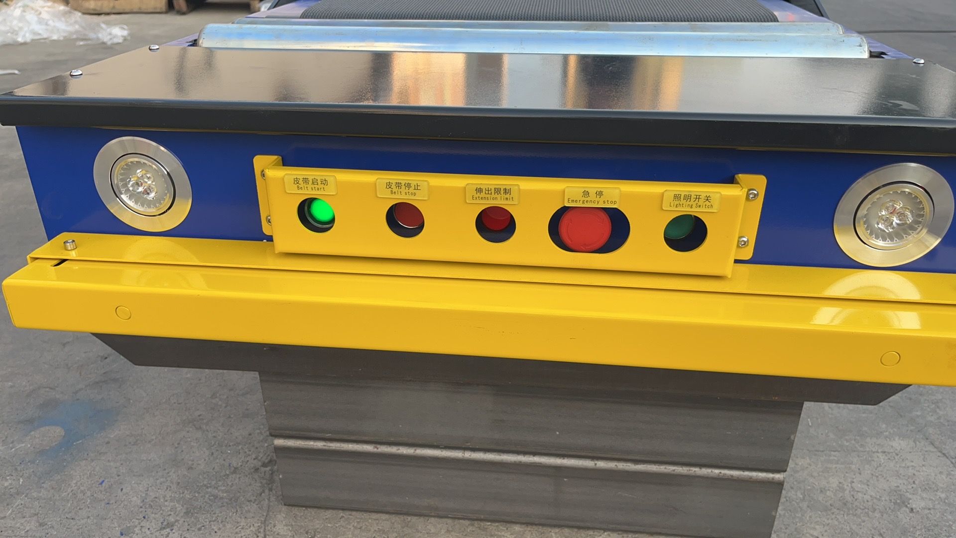Mobile telescopic belt conveyor for container loading/unloading