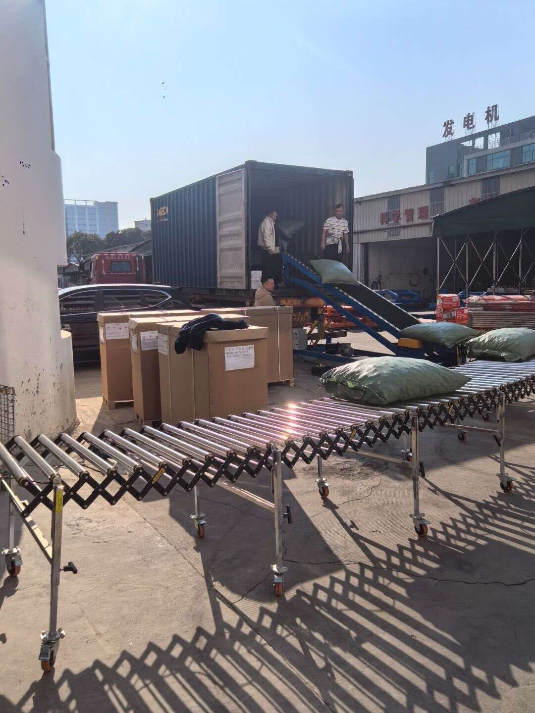 Loading operation with a flexible extendable powered roller conveyor