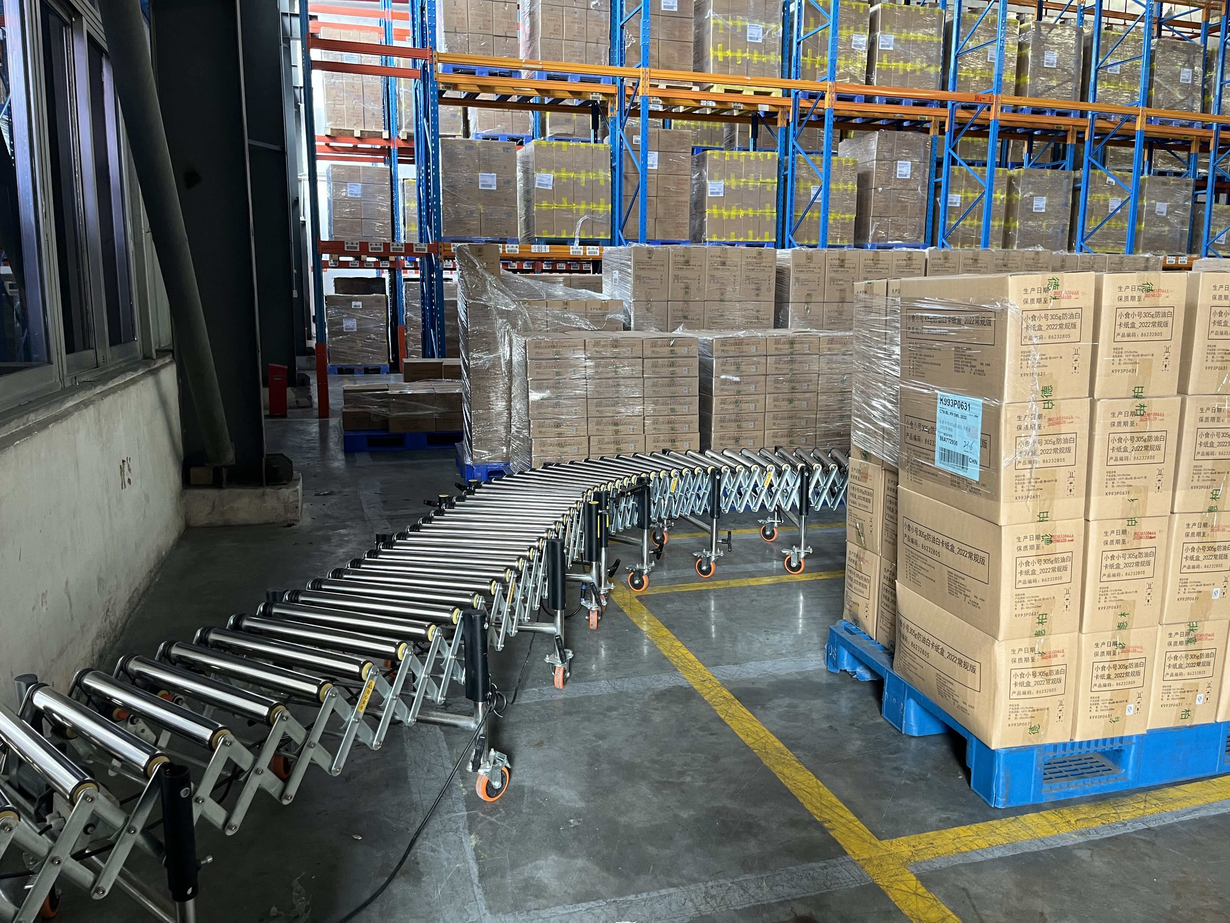 Roller conveyor at the warehouse turning point