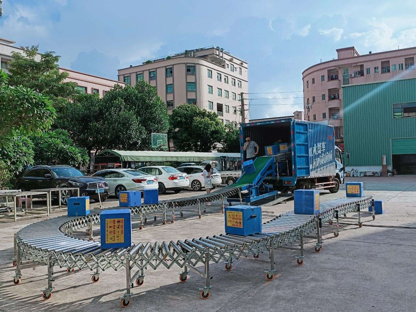 Flexible Powered Roller Conveyor loading medium trucks
