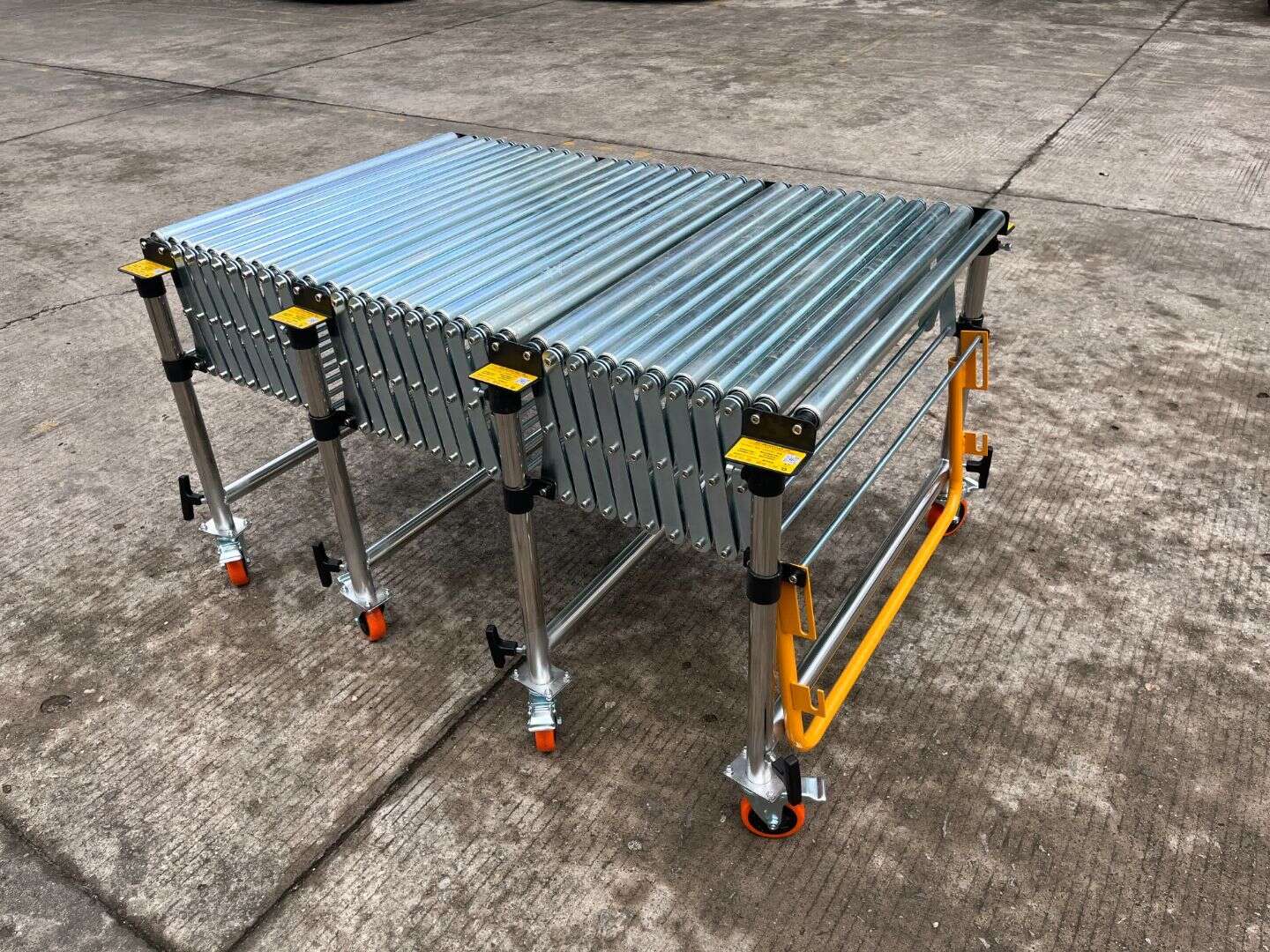 Adjustable roller conveyors interfacing with loading/unloading