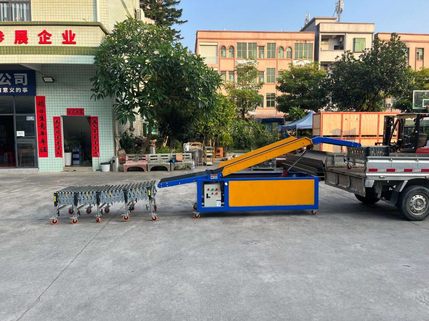 Light-duty Incline Conveyor Connected to a Truck with Roller Conveyor, Showing Height Adaptation and Transition Conveying