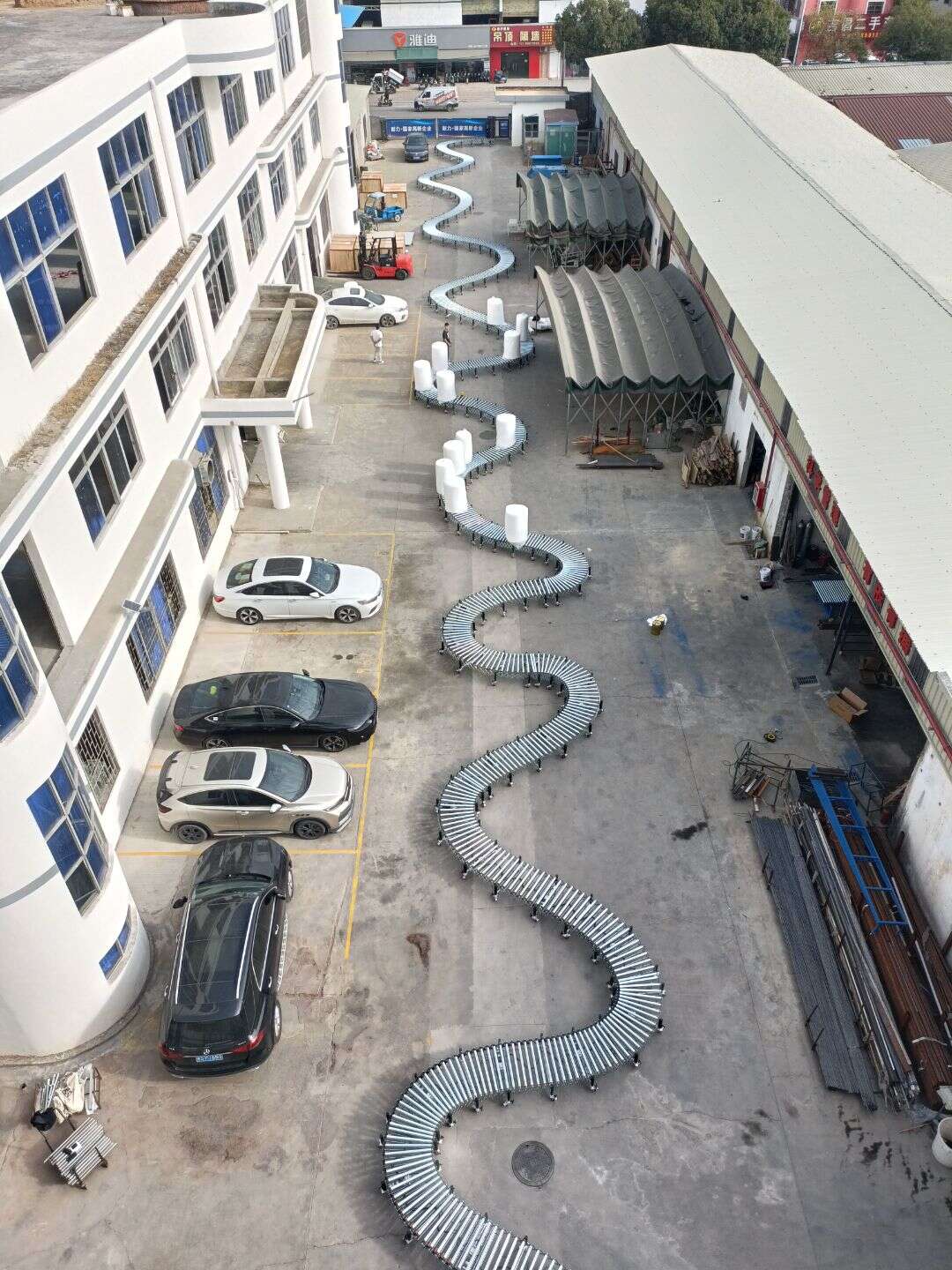 Ultra-long flexible telescopic powered conveyor