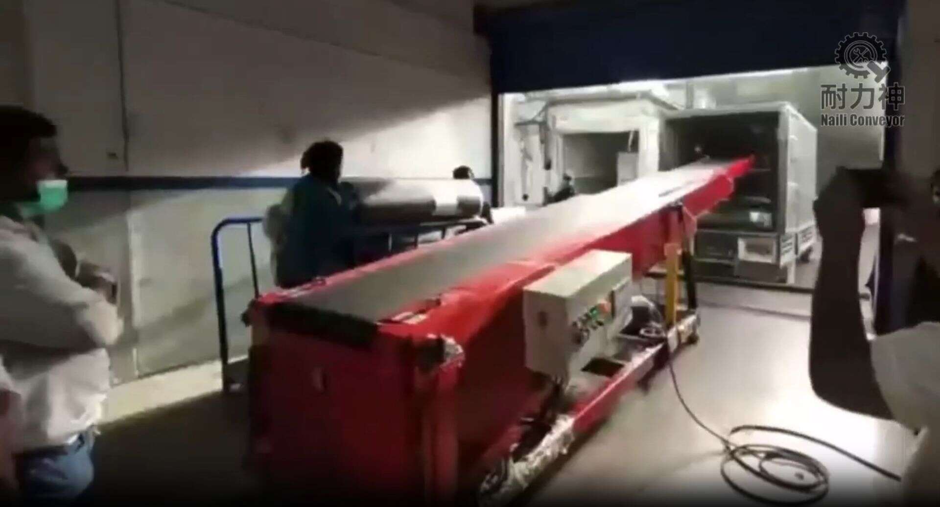 Telescopic conveyors for container loading