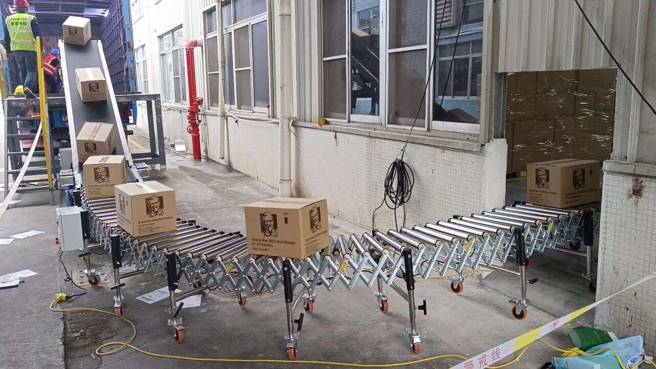 Flexible roller conveyors for warehouse loading/unloading