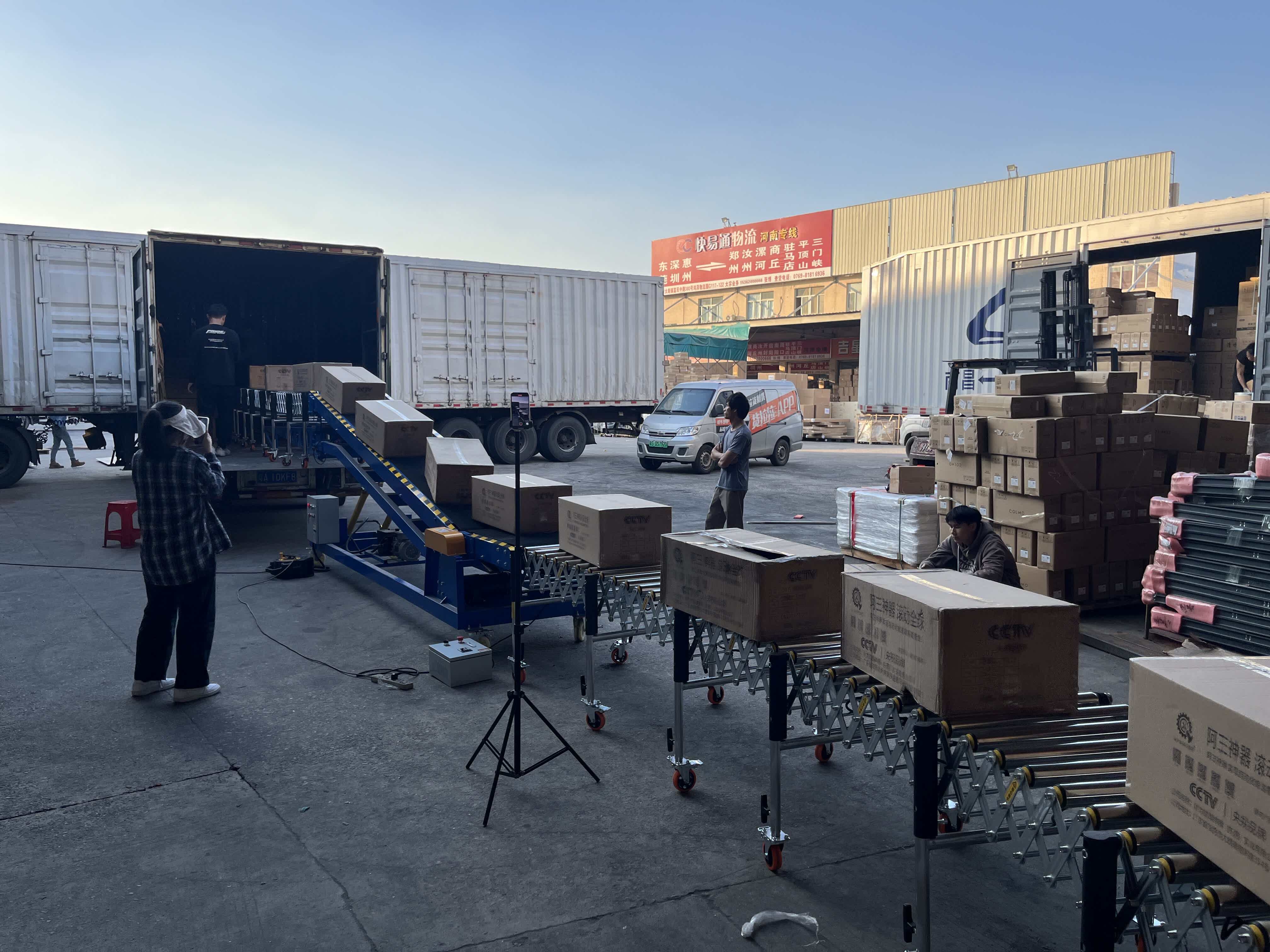 Loading with medium-sized hydraulic conveyors and roller conveyors