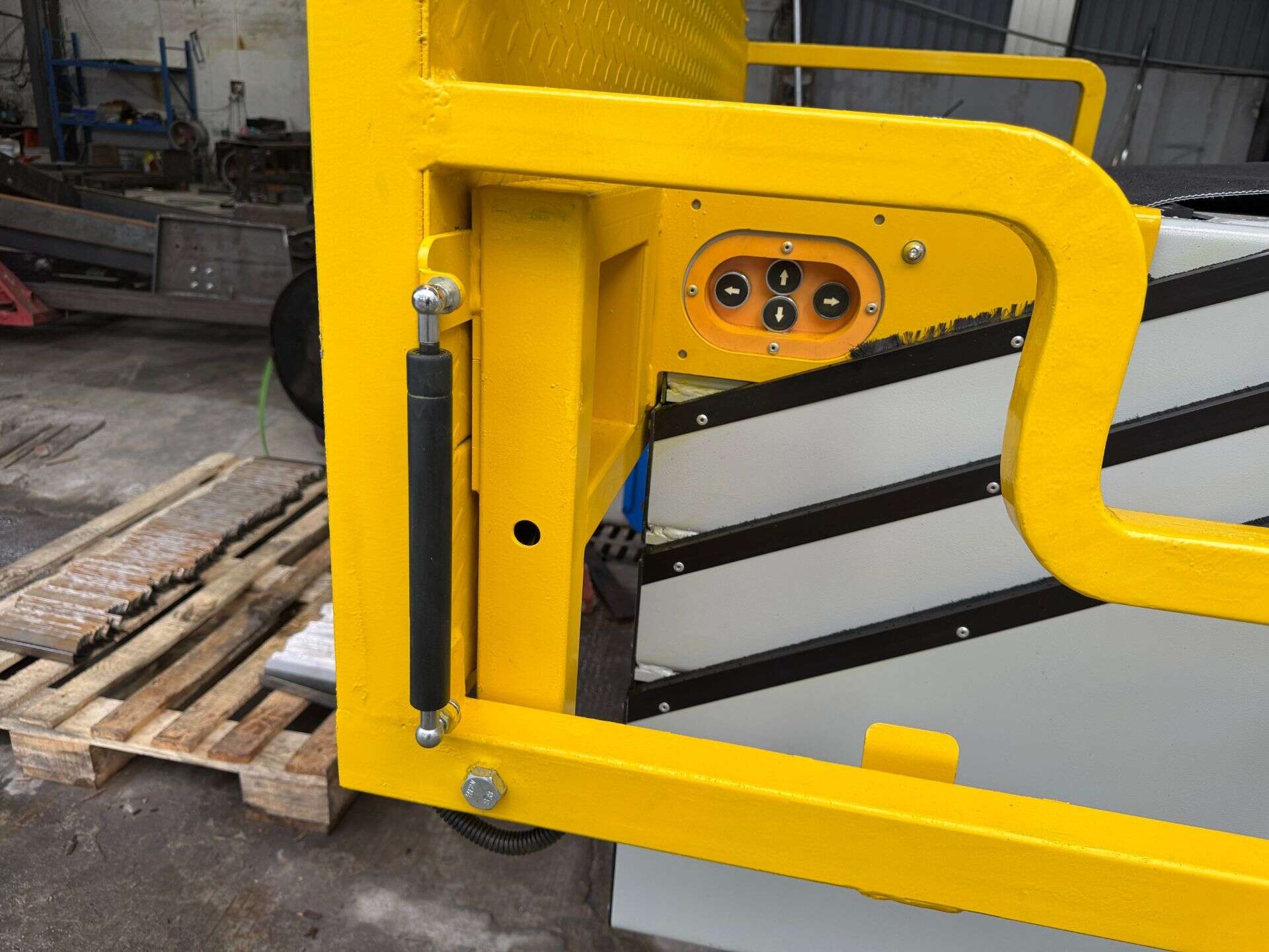 4-Section Telescopic Conveyor front-side details