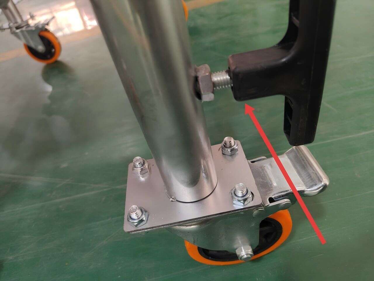Loosening the hand screw allows leg height adjustment Loosening the hand screw allows leg height adjustment
