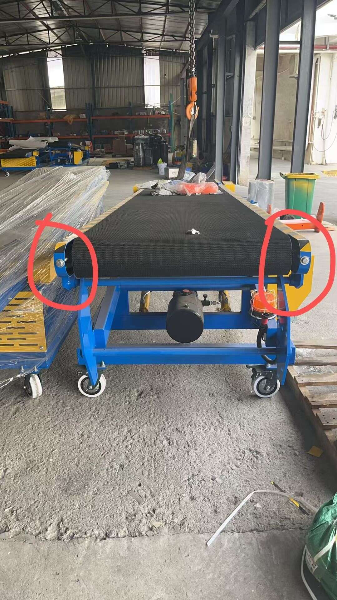 Screws for adjusting the belt tension on the incline conveyor Screws for adjusting the belt tension on the incline conveyor