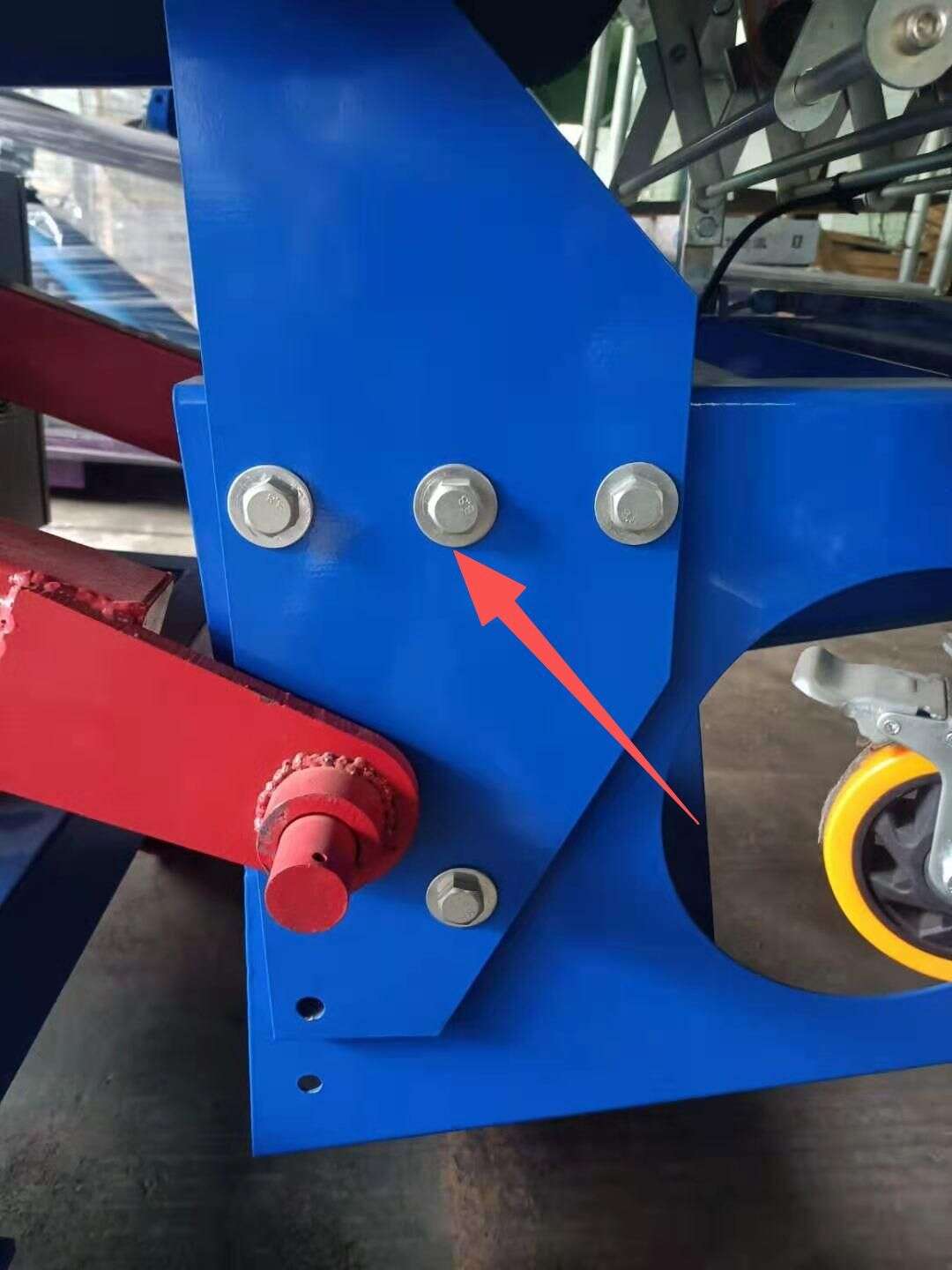 Screws on both sides of the incline conveyor Incline machine screws on both sides