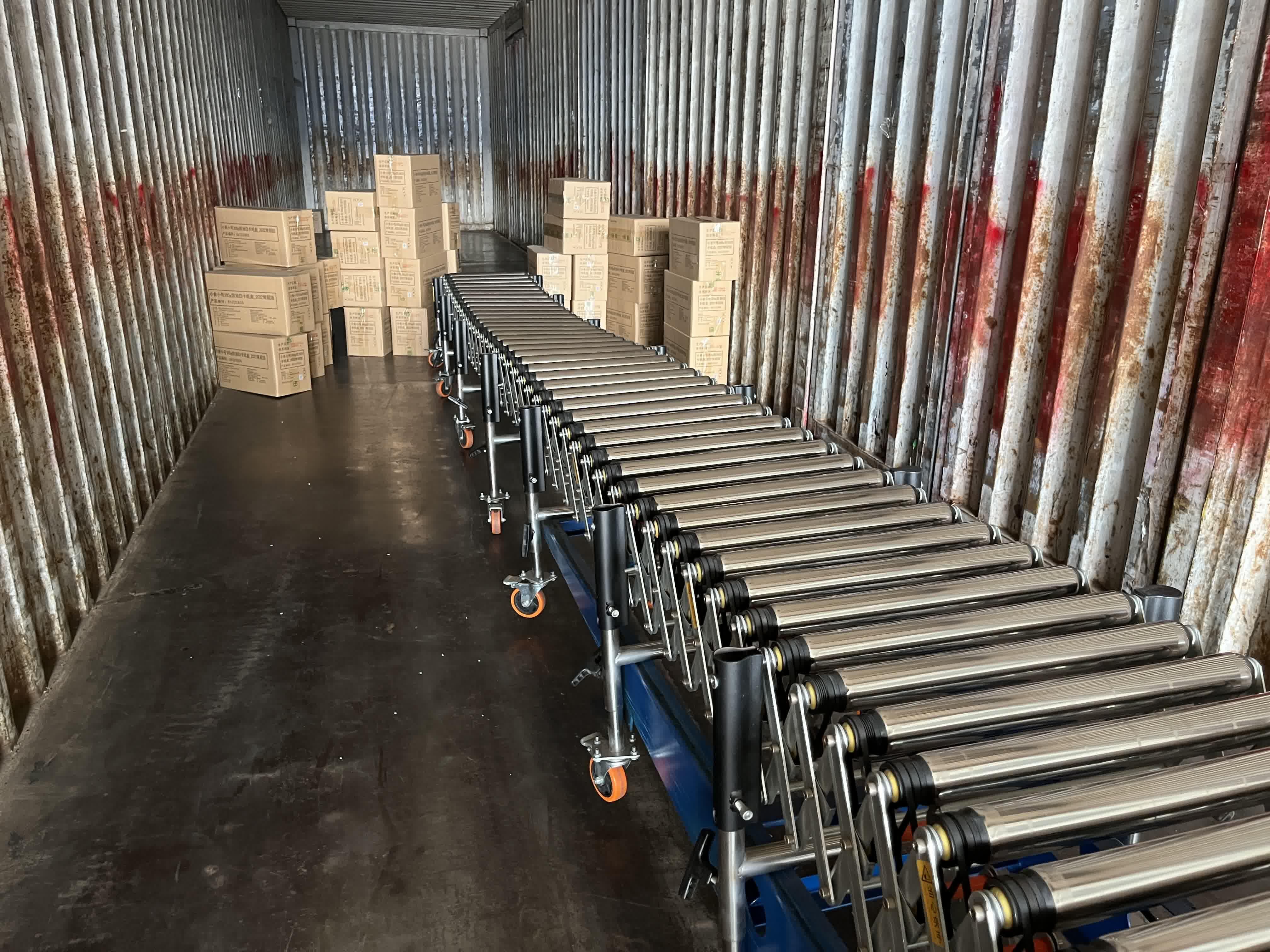 Medium slope conveyor + roller conveyor inside the trailer