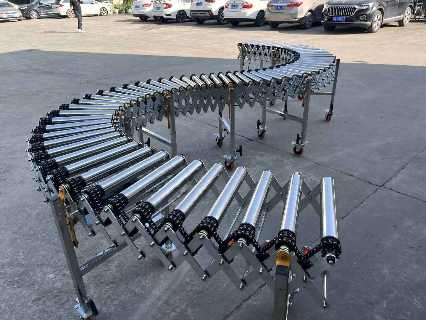 Chain powered roller conveyor