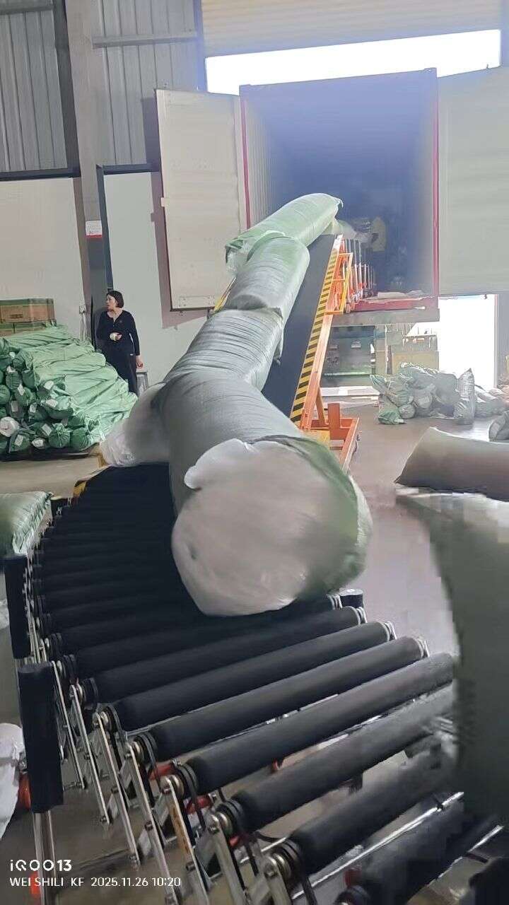 Incline Conveyor rubber-covered roller truck loading into warehouse