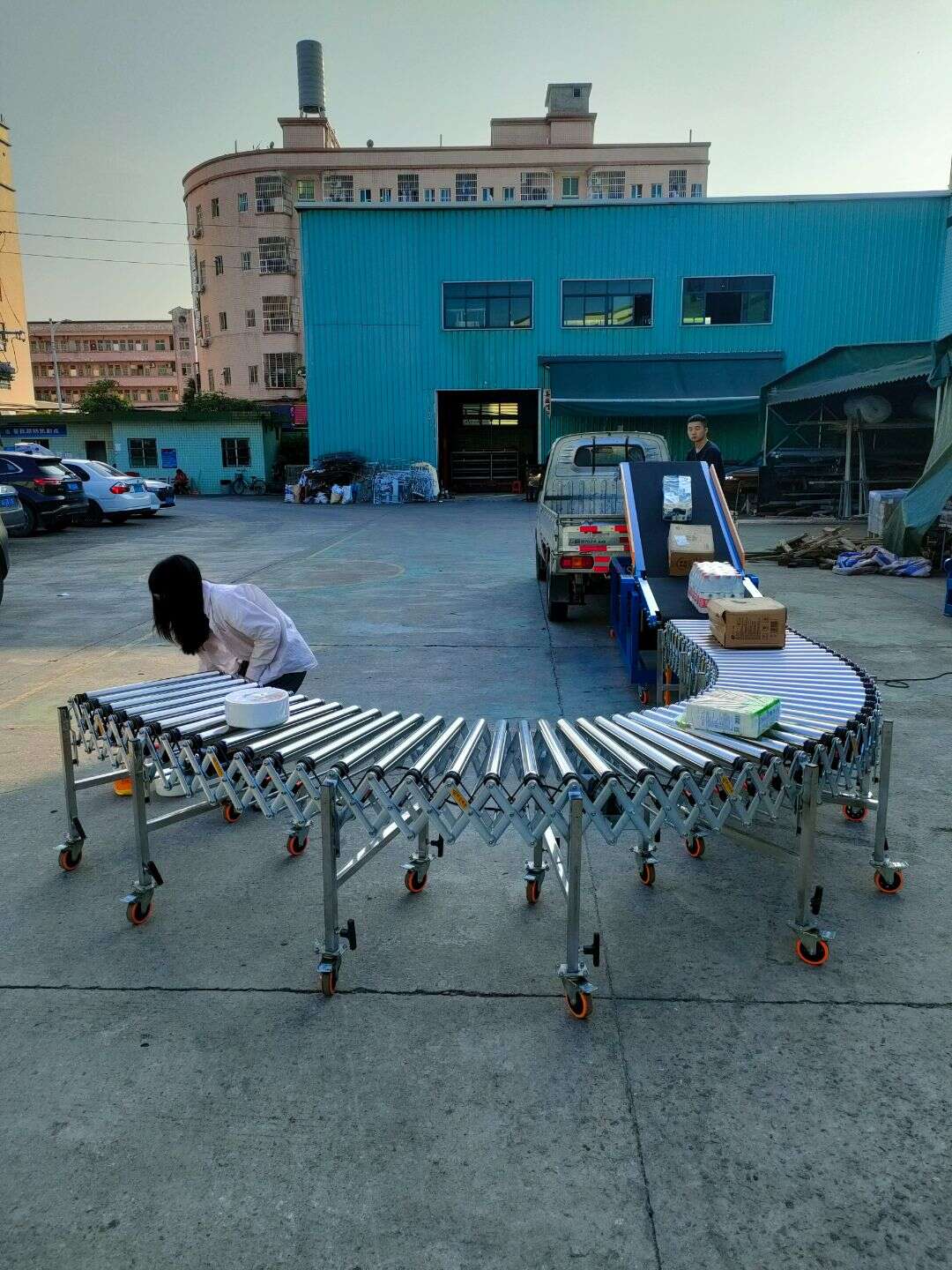 Flexible Powered Roller Conveyor for loading small trucks