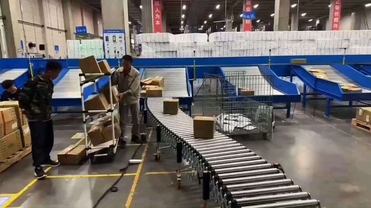 On-site demonstration of continuous loading operations using Multi-Wedge Belt Powered Roller Conveyor on a cloud warehouse platform
