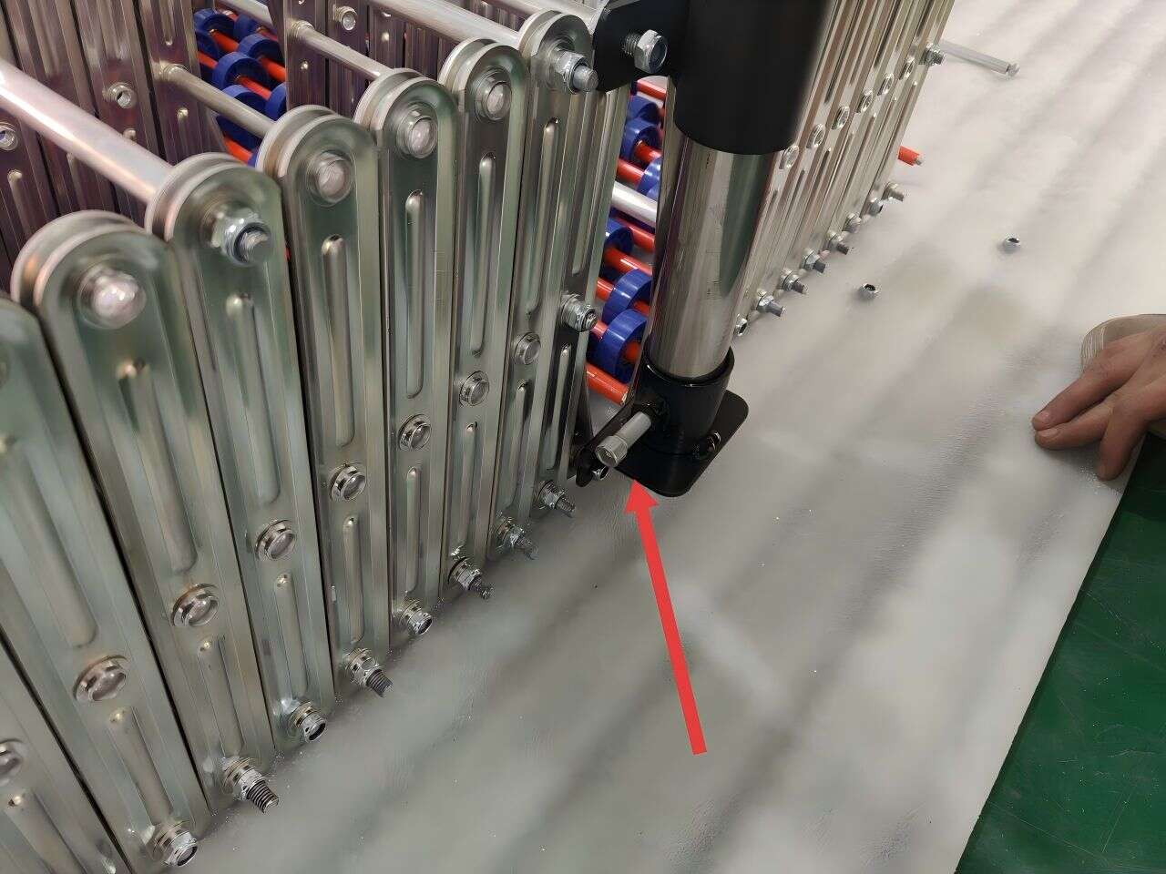 Tighten the leg frame Tighten the leg frame