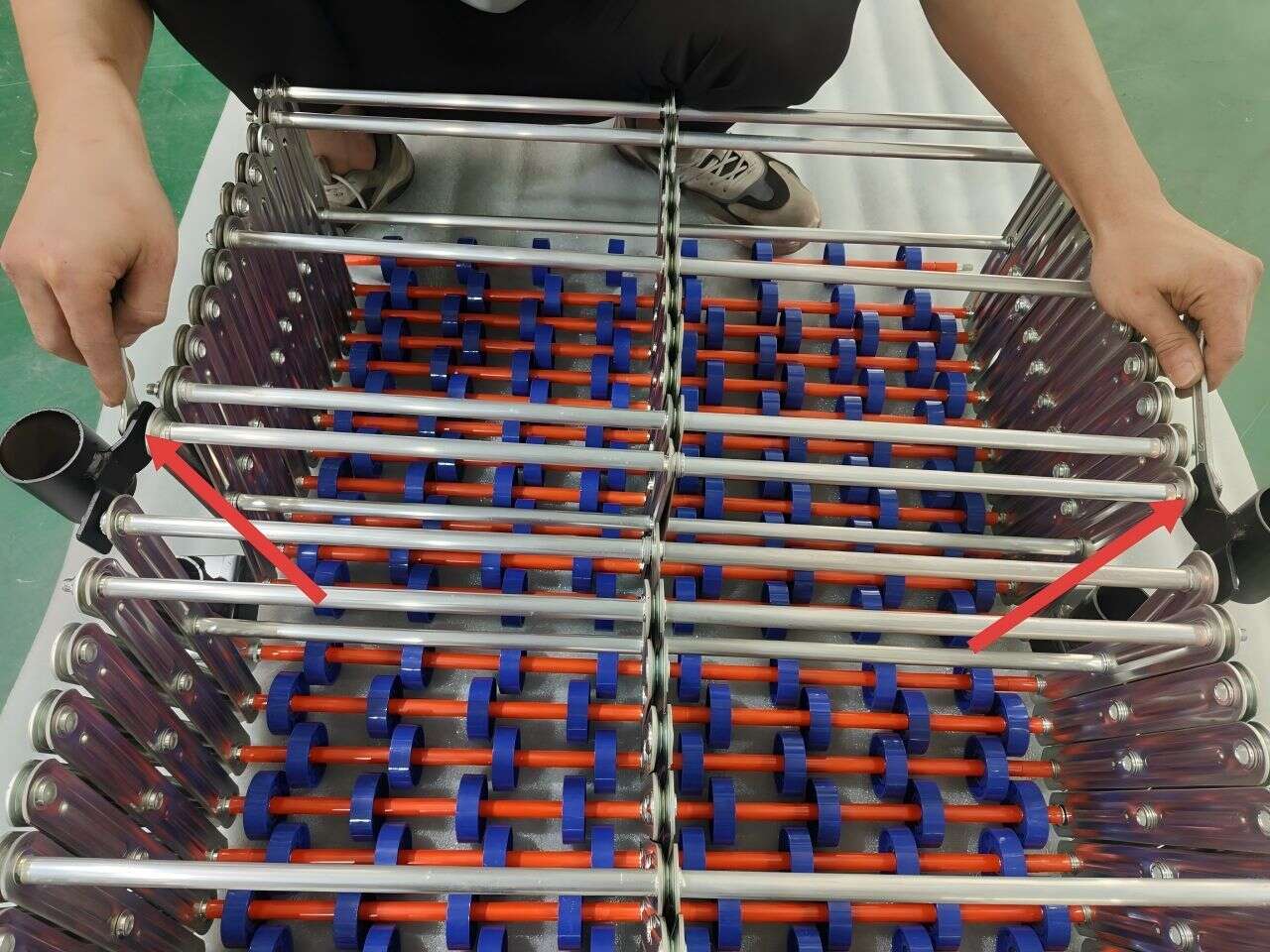 Tighten the nuts on both ends simultaneously Tighten the nuts on both ends simultaneously