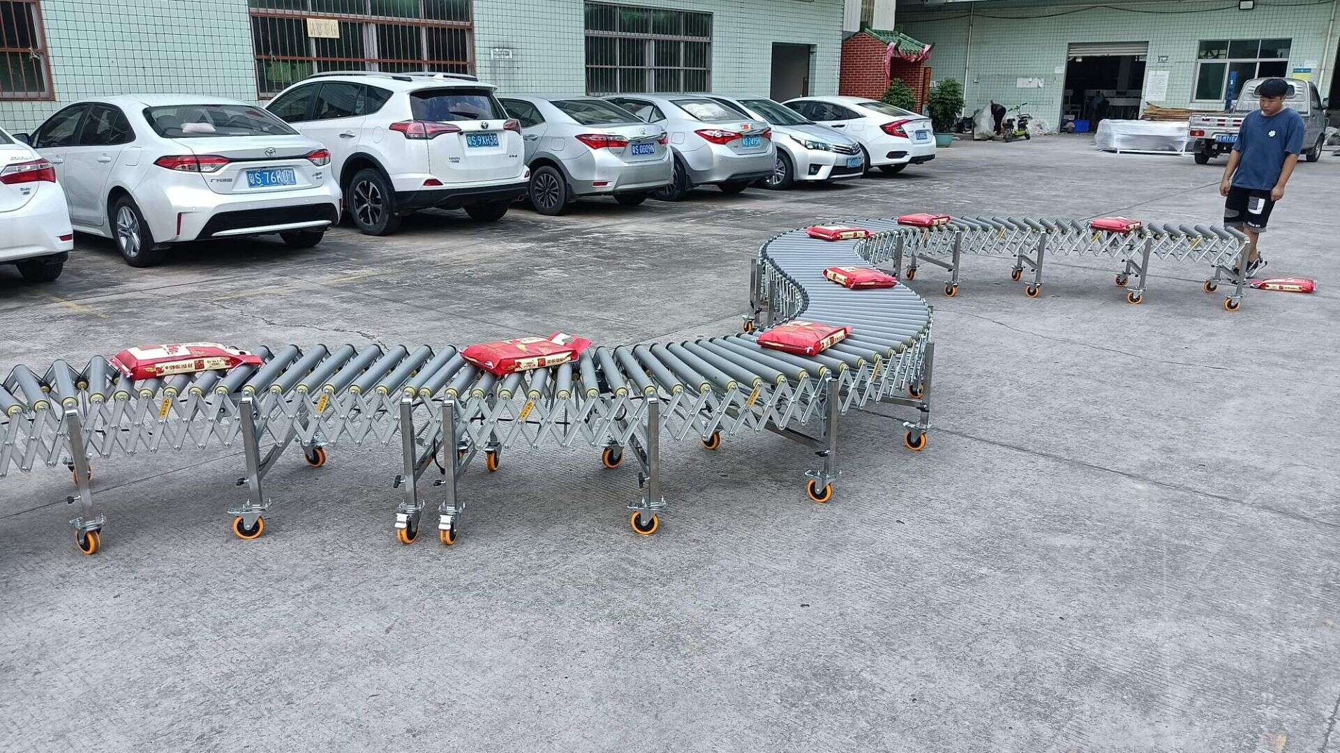 Powered Roller Conveyor for loading and unloading motorcycle parts: mixed-size challenges and flexible solutions