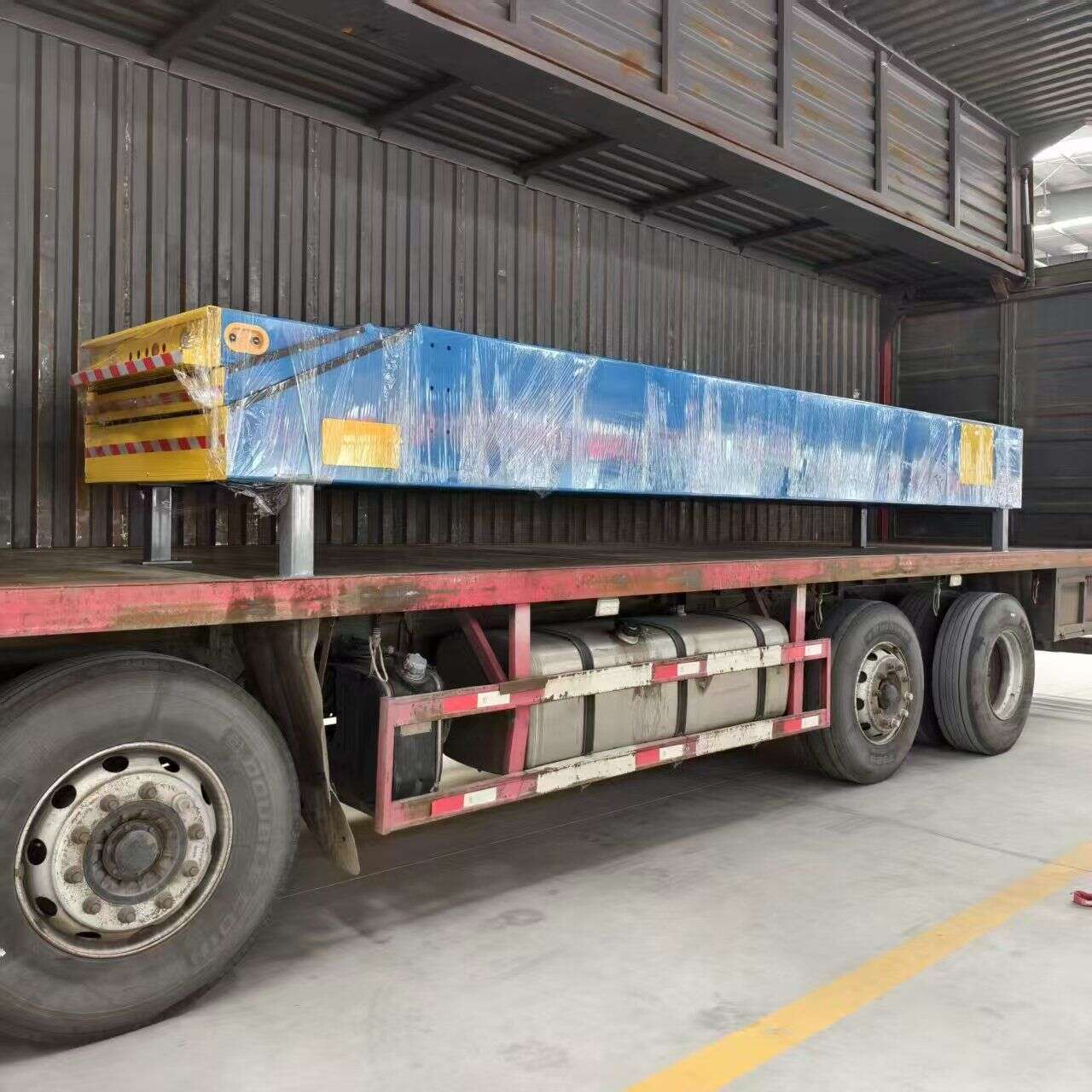 Fabric Factory Fabric Roll Loading Case