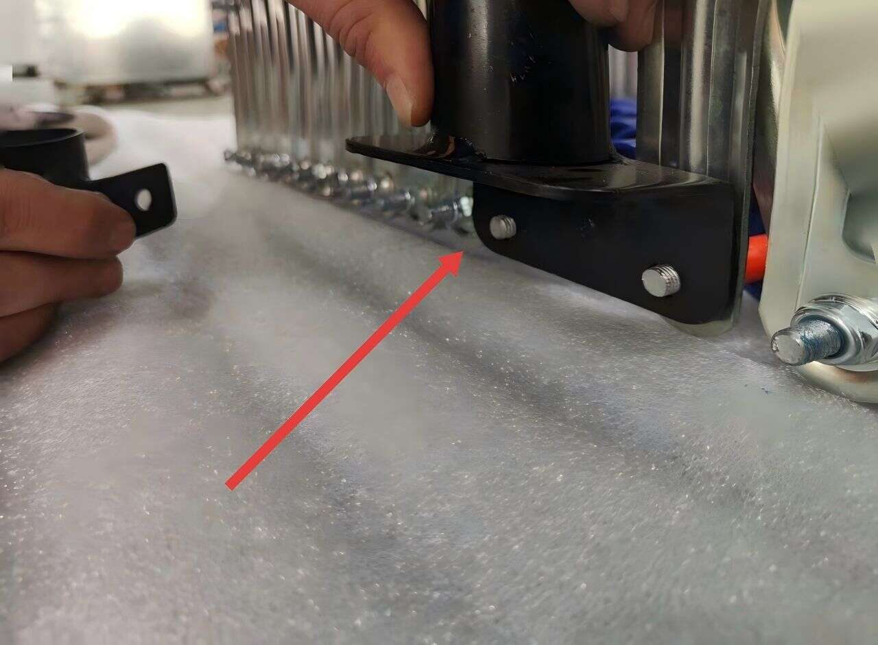 Unscrew the two nuts at the connection of the two conveyors and install the upper support plate. Unscrew the two nuts at the connection of the two conveyors and install the upper support plate.