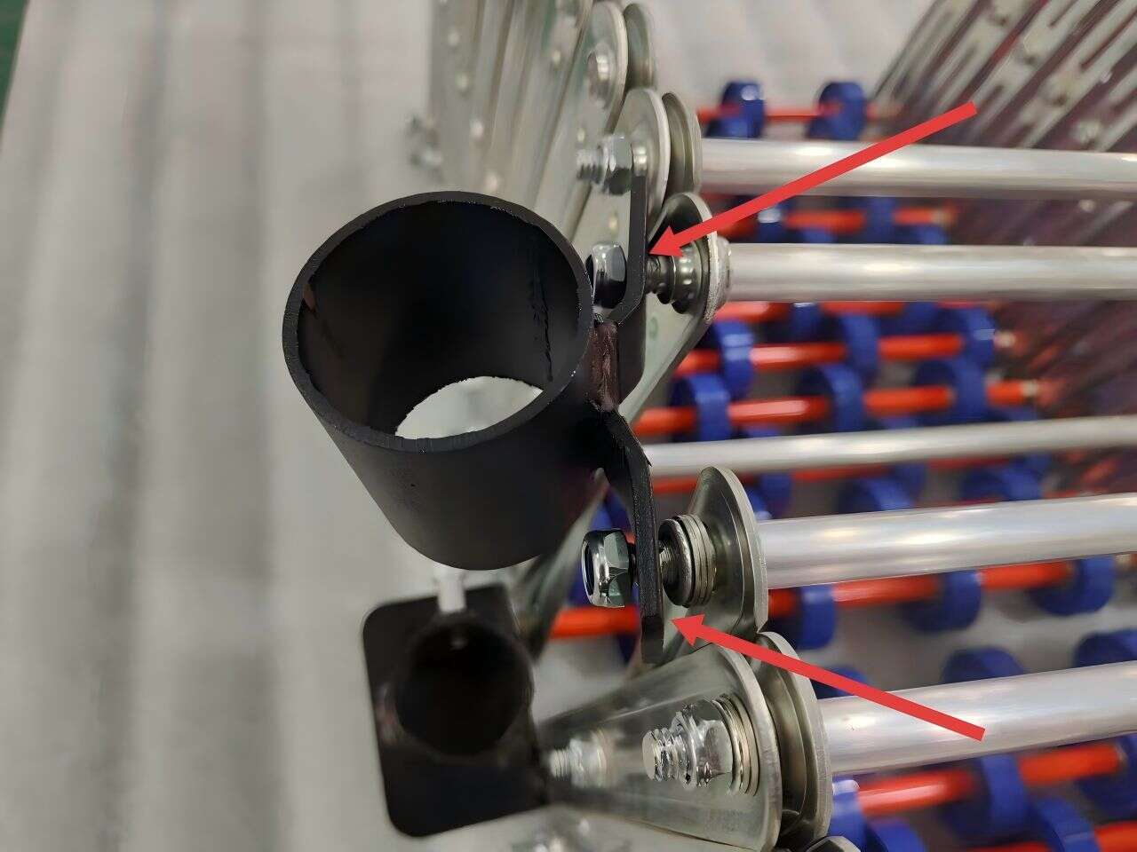 On the other side, also unscrew the two nuts at the conveyor connection and install the upper support plate. On the other side, also unscrew the two nuts at the conveyor connection and install the upper support plate.