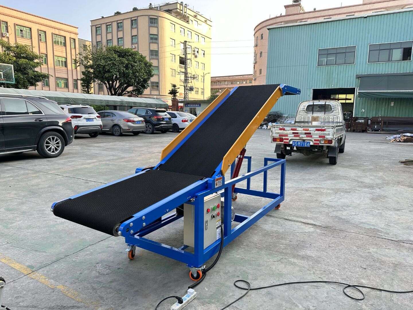 Light-duty conveyor and small truck size comparison