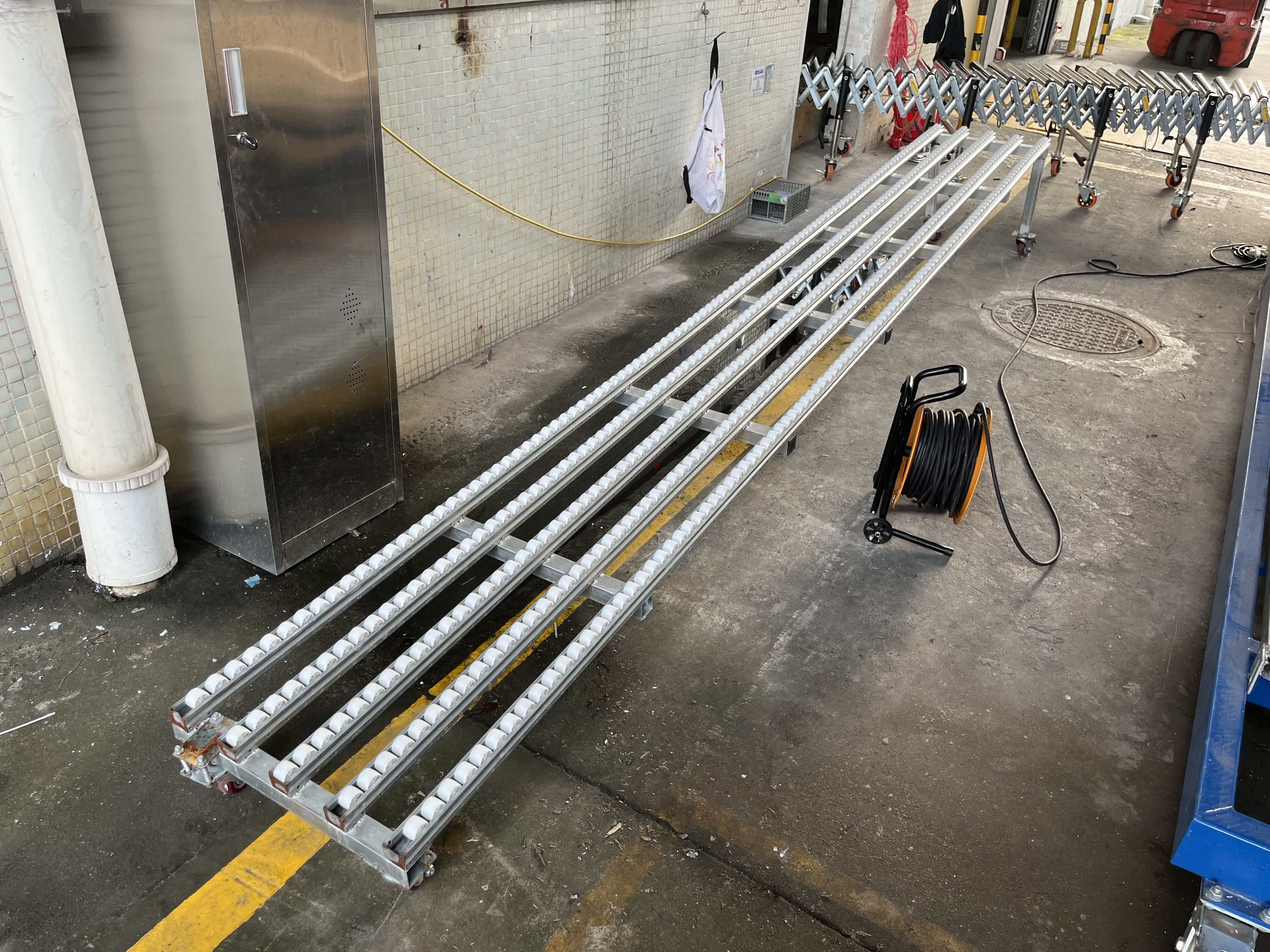 Gravity flow strips with brackets