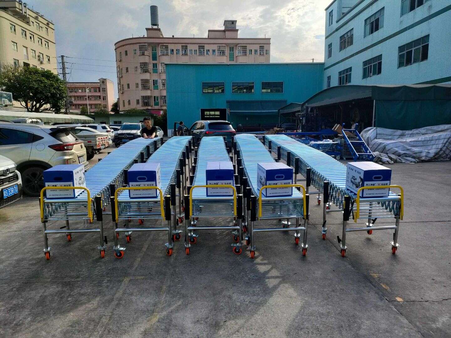 Powered flexible rollers for truck loading/unloading